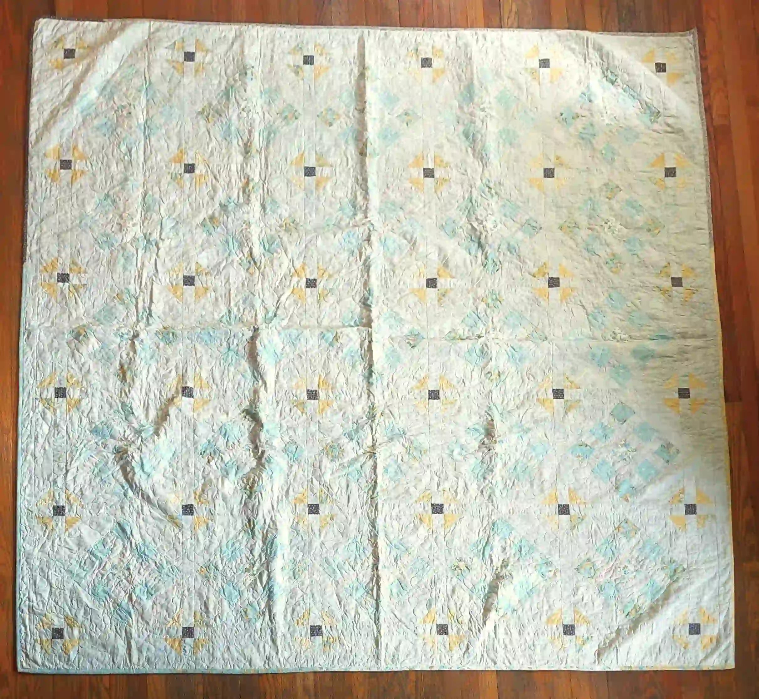Flat lay of Honeybloom Queen showing entire layout.