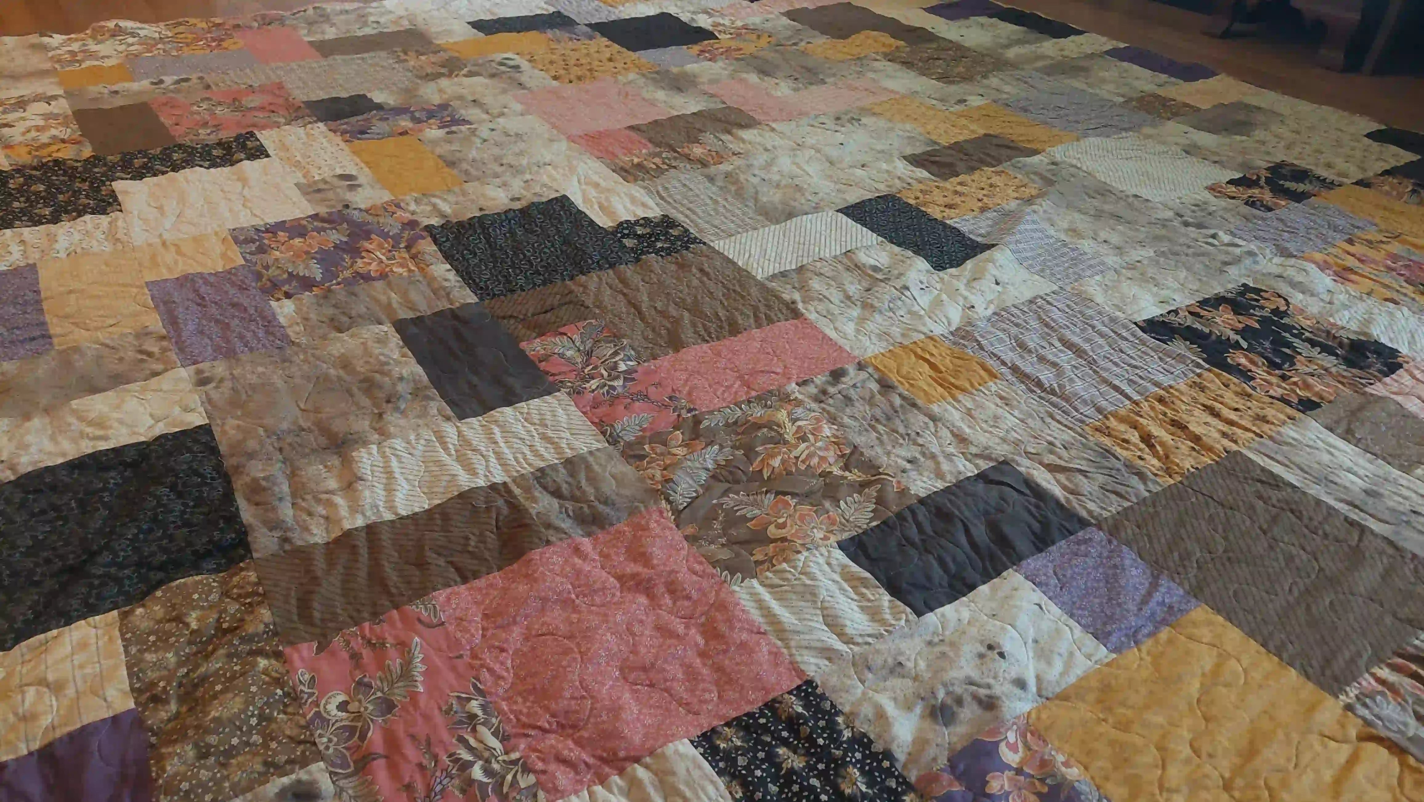 Retro-Mod Orchid King angled lay showing close up of fabrics and stitching.