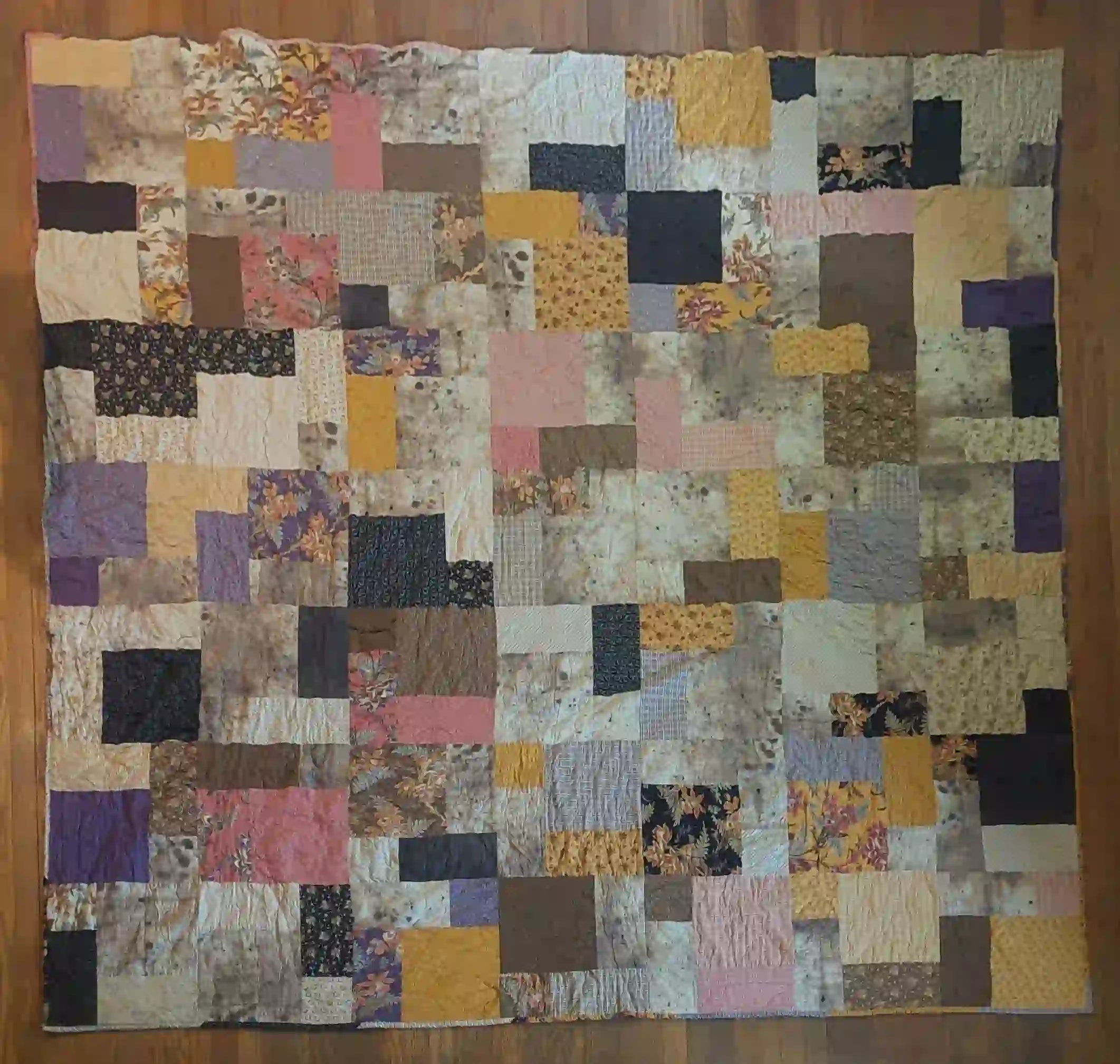Retro-Mod Orchid King flat lay showing entire quilt.