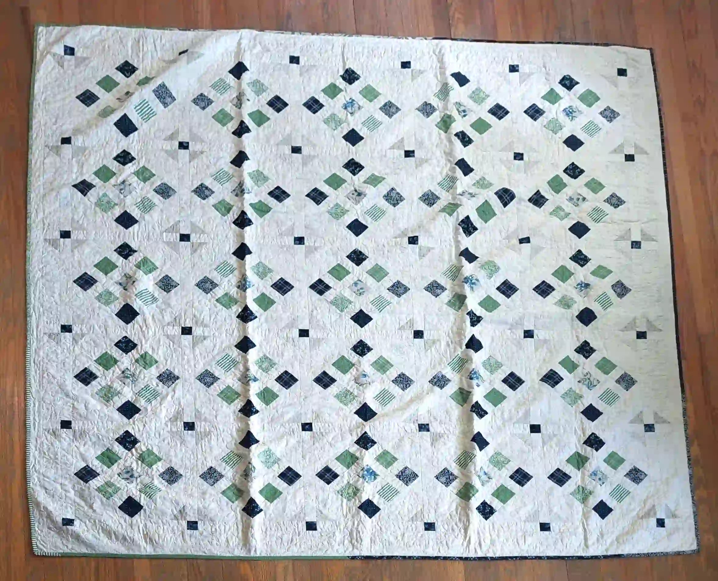 Shoreline Queen flat lay showing entire layout.