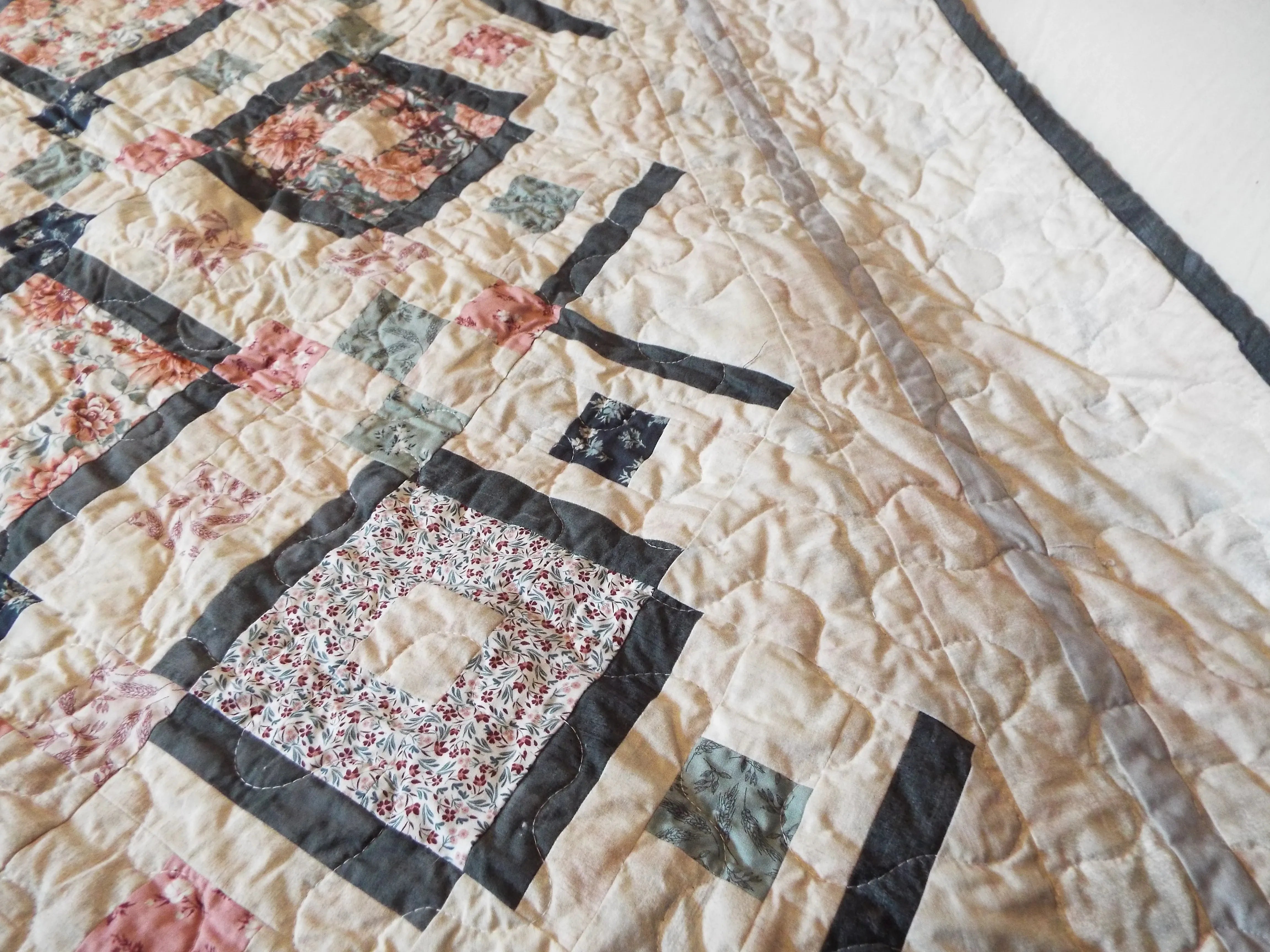 Border and binding detail for twin floral handmade quilt